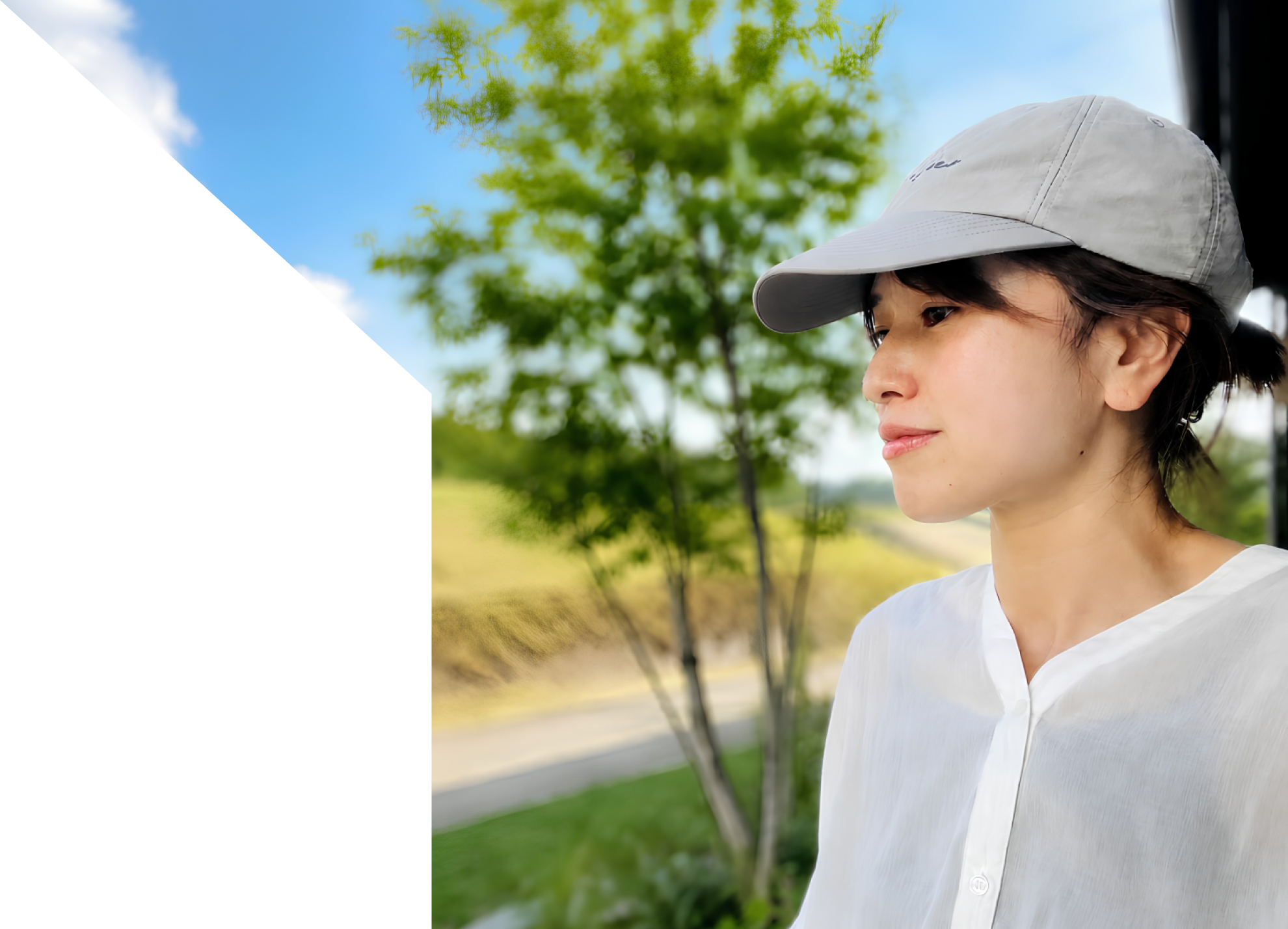 帽子をかぶって屋外に立つ手塚優
